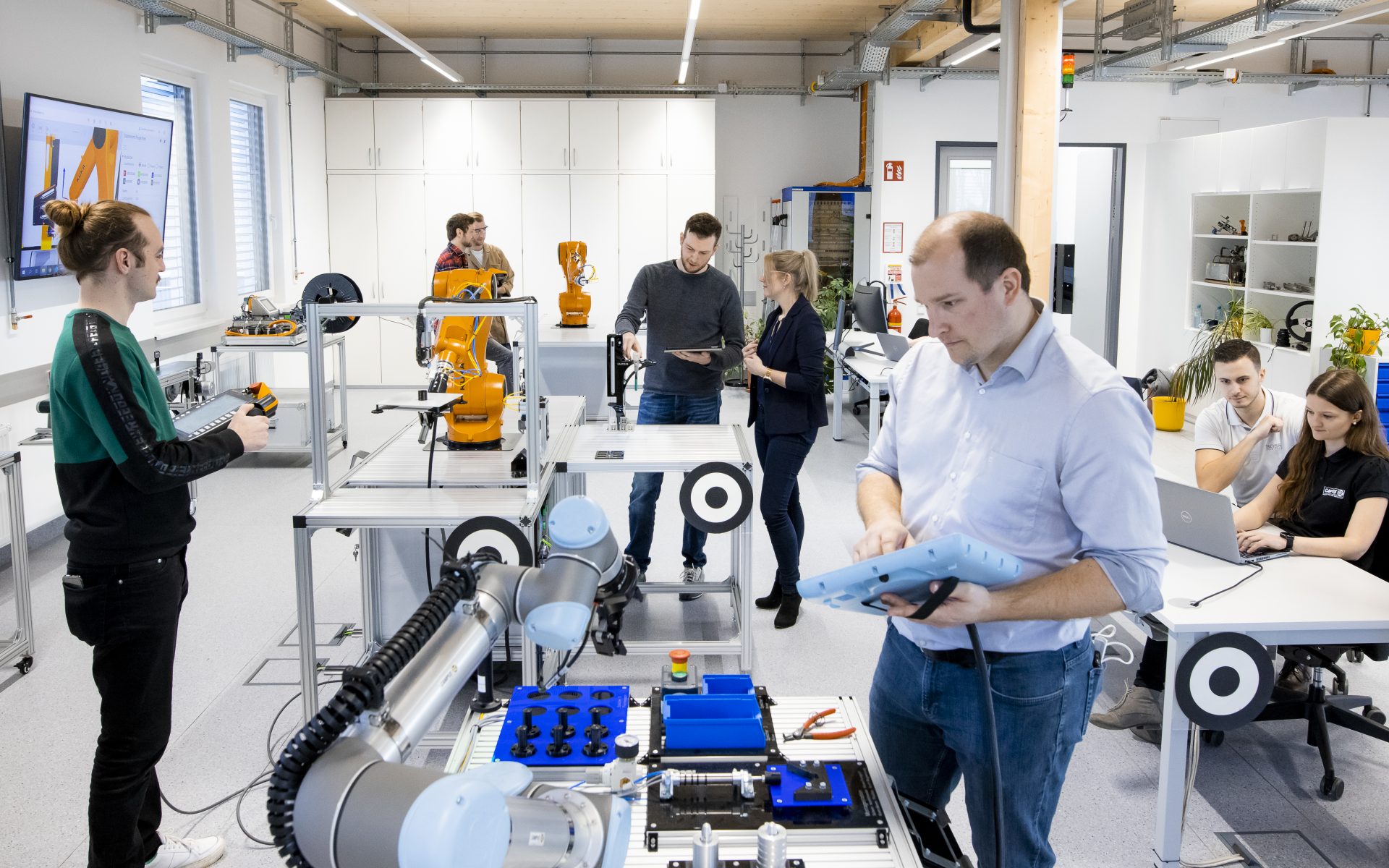 People working in the robotics laboratory of FH CAMÜPUS 02
