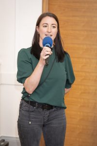 Christina Egger, BEd MEd spricht ins Mikrofon