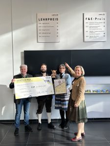 DI Bernhard Fuchs bekommt den Lehrpreis 2024 vom ZHD und Rektorat verliehen und hat einen Eintrag auf der öffentlichen Lehrpreistafel in der Aula der FH CAMPUS 02