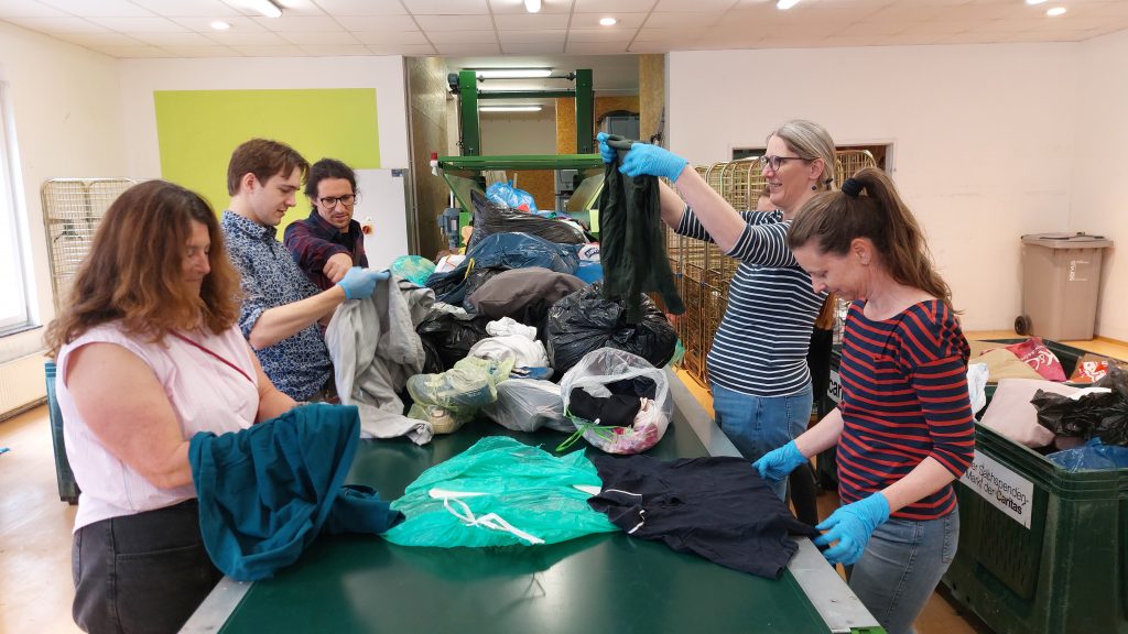 Mitarbeitende der FH CAMPUS 02 bei der Sortierung von Kleidung