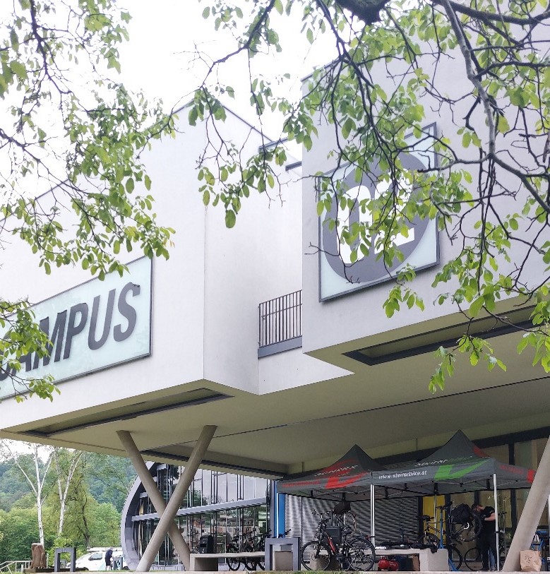 Fahrrad-Service vor der Aula der FH CAMPUS 02