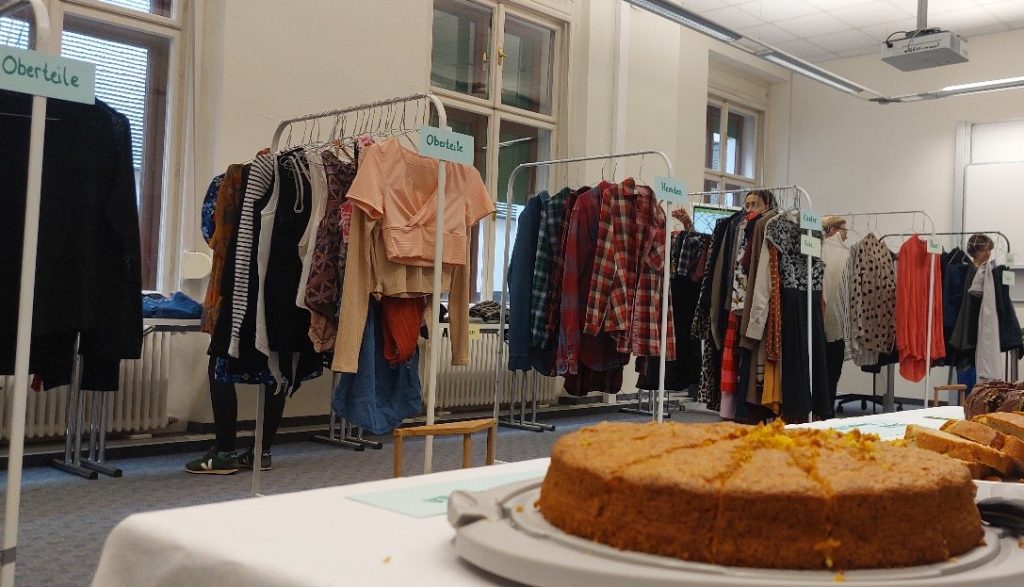 Kuchenbuffet beim Kleidertausch der FH CAMPUS 02