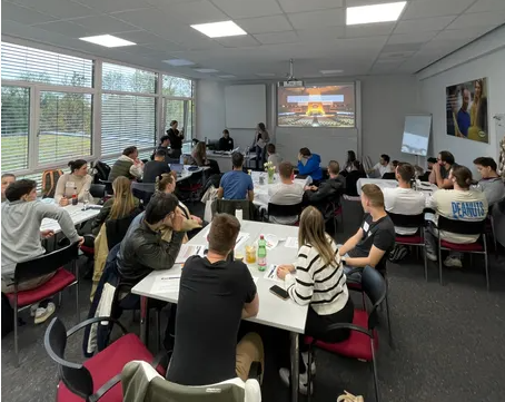 Im Rahmen der World Climate Simulation wurde der Hörsaal zum Ort intensiver Verhandlungen