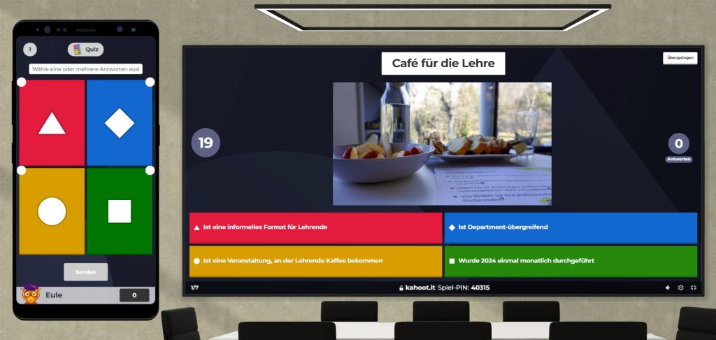 Ein interaktives Quiz, erstellt mit Kahoot!, wird in einer Präsentation gezeigt. Links im Bild ist die Benutzeroberfläche eines Smartphones zu sehen, auf dem die Teilnehmerinnen Quizfragen beantworten. Rechts wird die Hauptpräsentation auf einem Bildschirm angezeigt, mit einer Frage ("Café für die Lehre") und verschiedenen Antwortmöglichkeiten, die unterschiedliche Aspekte des Formats beschreiben. Die Präsentation verwendet Bildmaterial wie Speisen und Unterlagen, um die Fragen zu veranschaulichen, und fördert die aktive Teilnahme der Teilnehmerinnen.