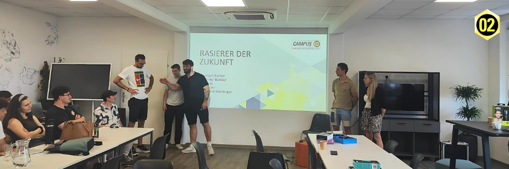 Studierende präsentieren ihre Innovationsansätze vor einer Gruppe