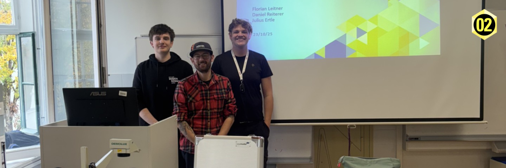 Drei Studierende stehen vor der Tafel und leiten den Workshop.