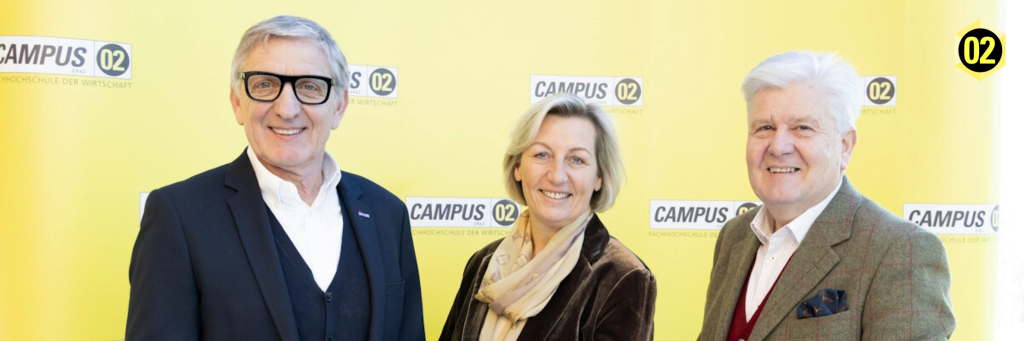 Gruppenfoto von Josef Herk, Kristina Edlinger-Ploder und Erich Brugger vor einer gelben Pressewand