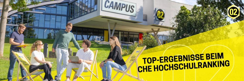 Studierende sitzen vor dem Gebäude der Fachhochschule auf gelben Liegestühlen in der Wiese