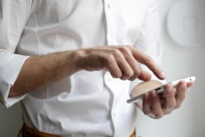 Hand mit Handy