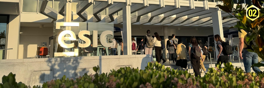 Menschen am Eingang zur esic Universität in Valencia