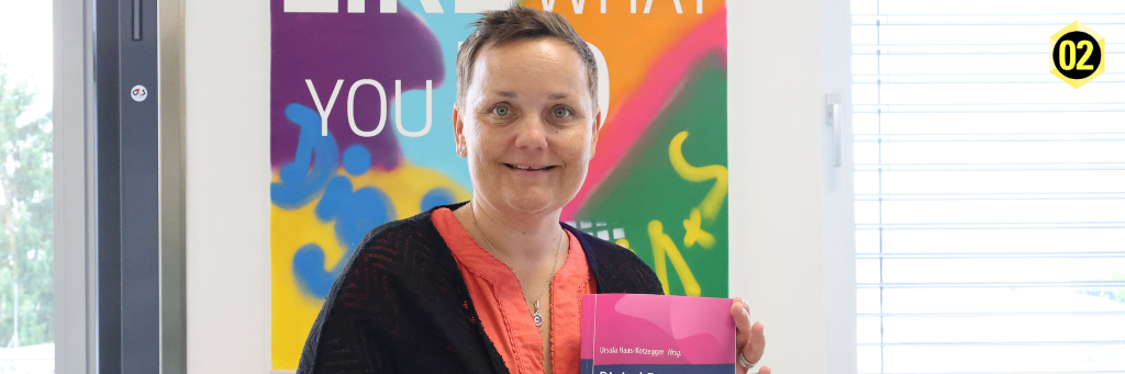 Dr. Ursula Haas-Kotzegger hält das Buch "Digital Enonomy" in den Händen