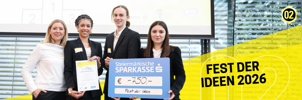 Schüler*innen halten auf der Bühne ihren Preis und die Urkunde