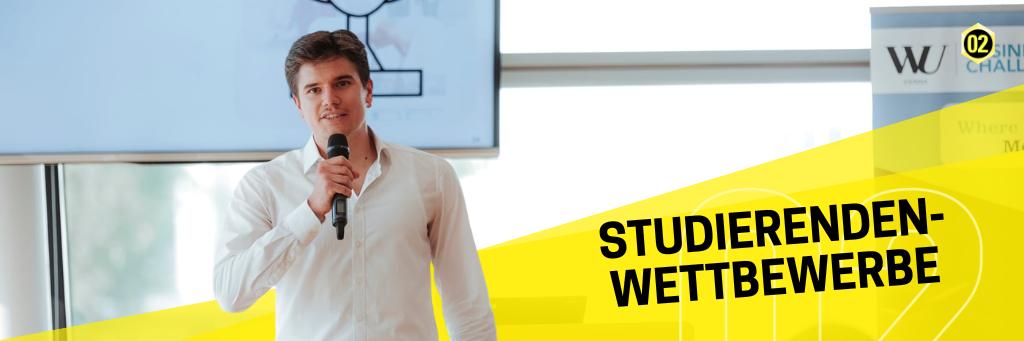 Studierender spricht in ein Mikrofon
