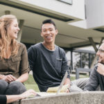 Studierende vor FH-Gebäude