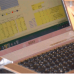 alter Laptop mit Exceltabelle