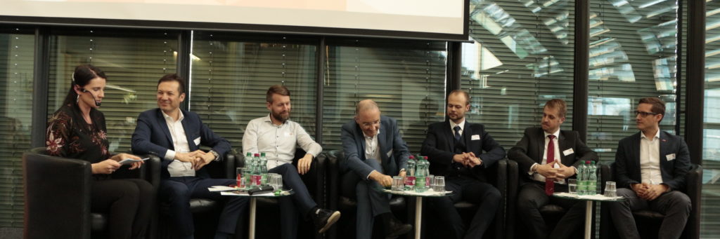 Gruppenfoto Podiumsdiskutanten und Moderatorin