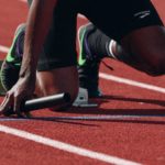 Läufer in Startposition für Sprint