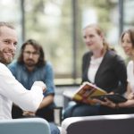 Gespräch Lektor und Studierende