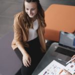 Studierende bei Gespräch