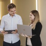Studierende stehend bei Meeting