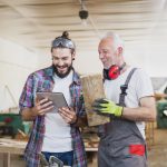 Familienunternehmer bei der Arbeit in einer Tischlerei