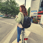Lioba auf dem Fahrrad Richtung Arbeit