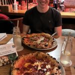 Ein Student mit Pizza