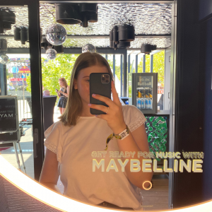 Foto von Katharina gemeinsam mit der Marke Maybelline von L'Oréal