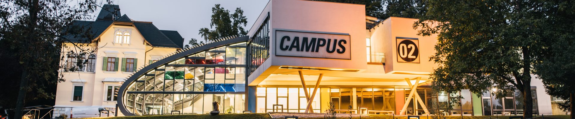 FH Campus02 Außenansicht in Dämmerung