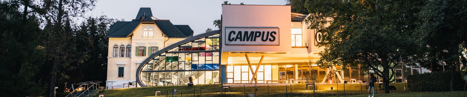 FH Campus02 Außenansicht in Dämmerung