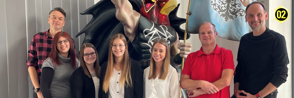 Gruppenfotos von Studierenden und Lehrenden