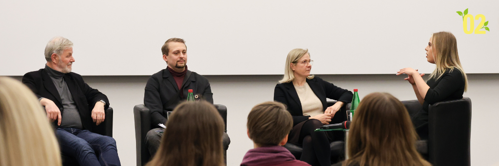 Nachhaltigkeits-Expert*innen bei einer Podiumsdiskussion