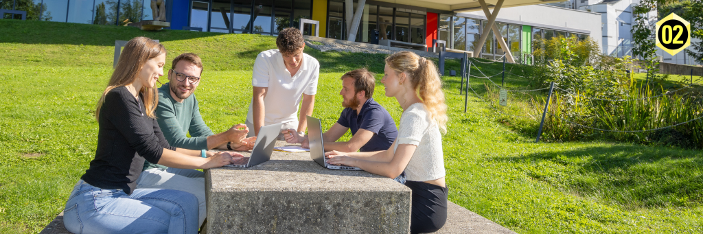Studierende lernen im Park der FH CAMPUS 02