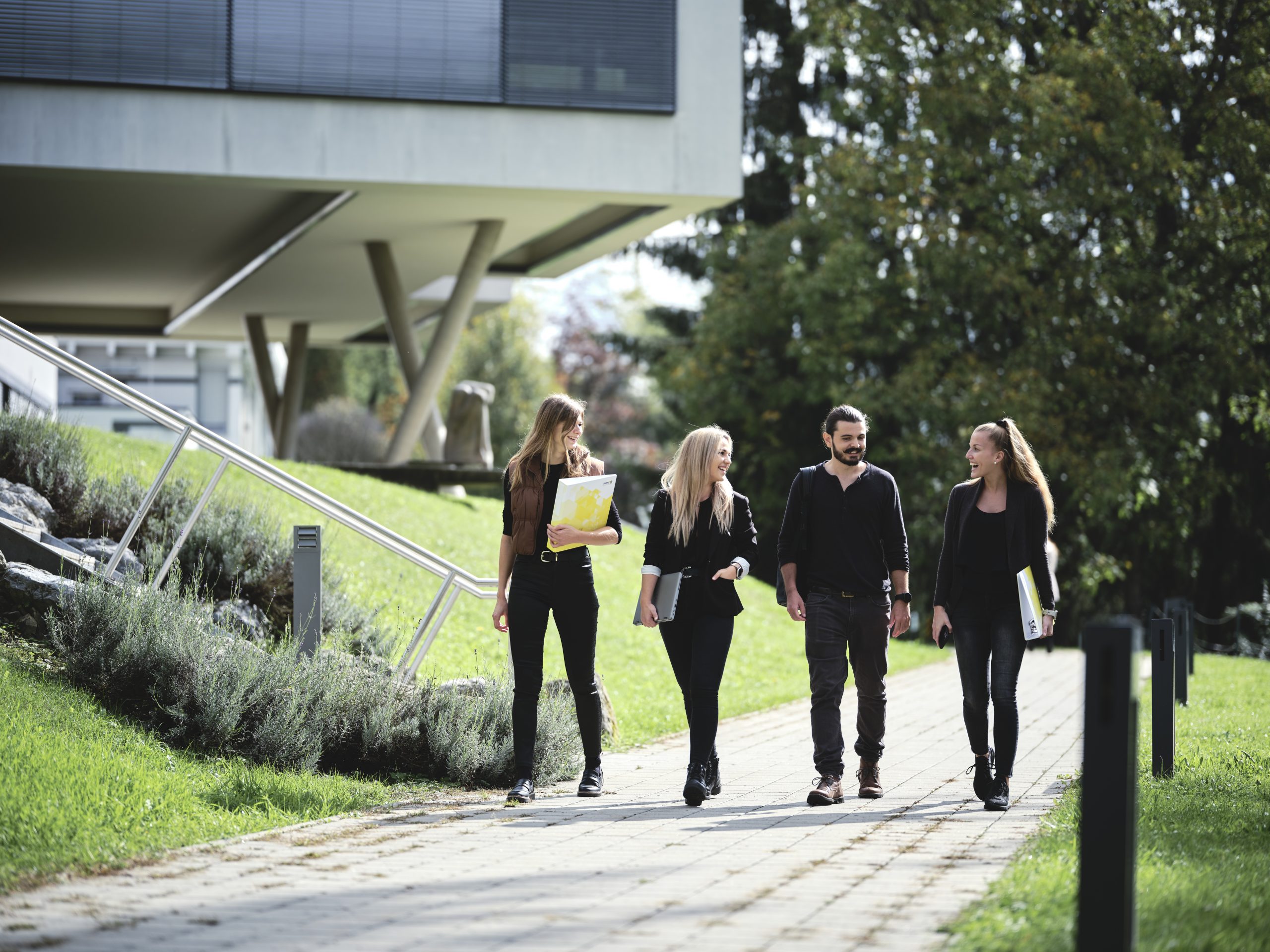 Studierende vor dem FH Gebäude