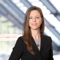 Portrait einer Frau mit offenen Haaren und einem freundlichen Lächeln