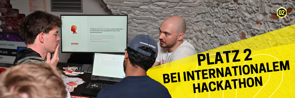 Studierende sitzen vor dem Computerbildschirm und besprechen sich
