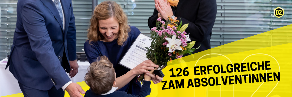 Frau bekomm von Sohn Blumen überreicht