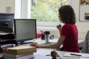 eine Forschungsmitarbeiterin vor dem Computer