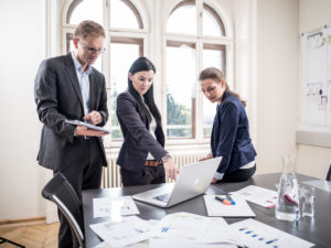 Drei Personen in eine Besprechung