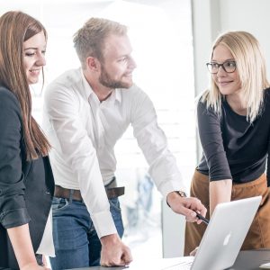 Drei Studierende lernen gemeinsam