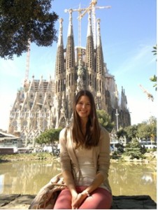 Katja Doppelbauer vor der Sagrada Familia in Barcelona