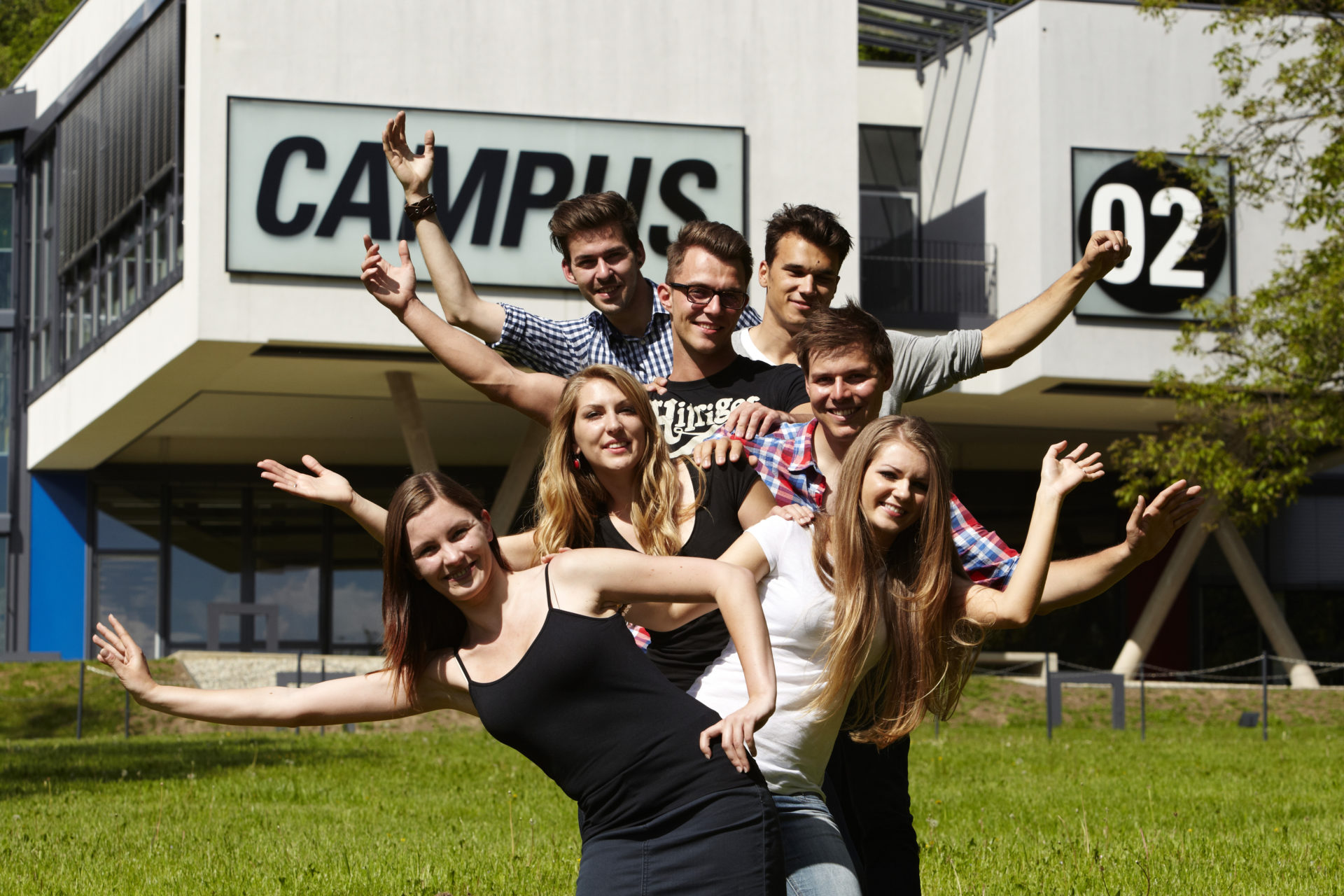 Sieben Studierende vor dem FH Gebäude