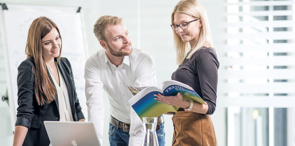 drei Studierende arbeiten gemeinsam an einem Projekt