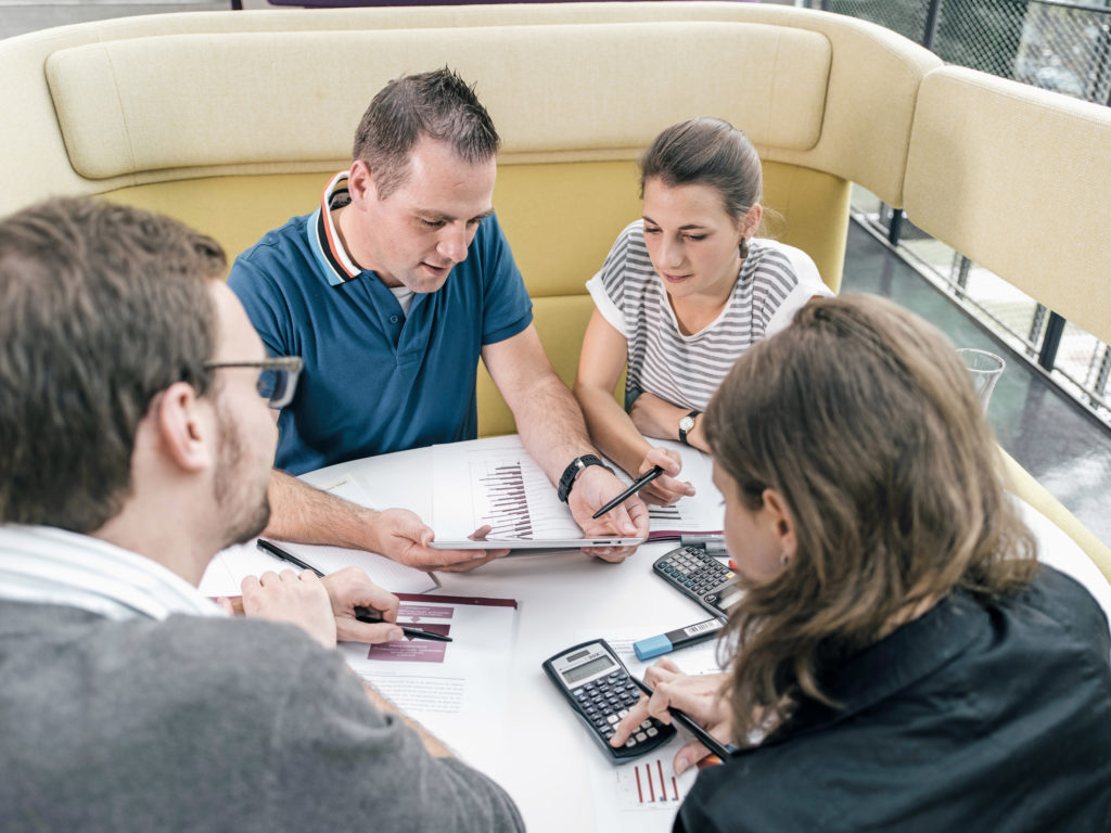 Vier Studierende lernen gemeinsam