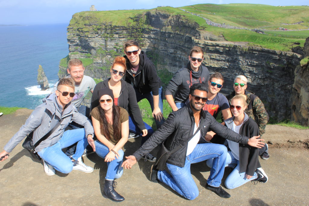 Gruppenbild vor der Kulisse der Cliffs of Moher