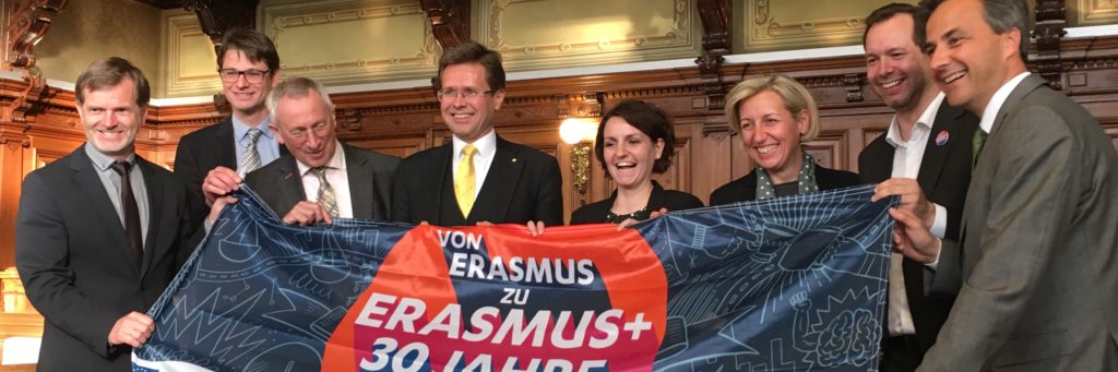 offizielle VertreterInnen mit ERASMUS-Transparent