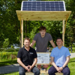 Gruppenfoto auf der energiereichen Sitzbank