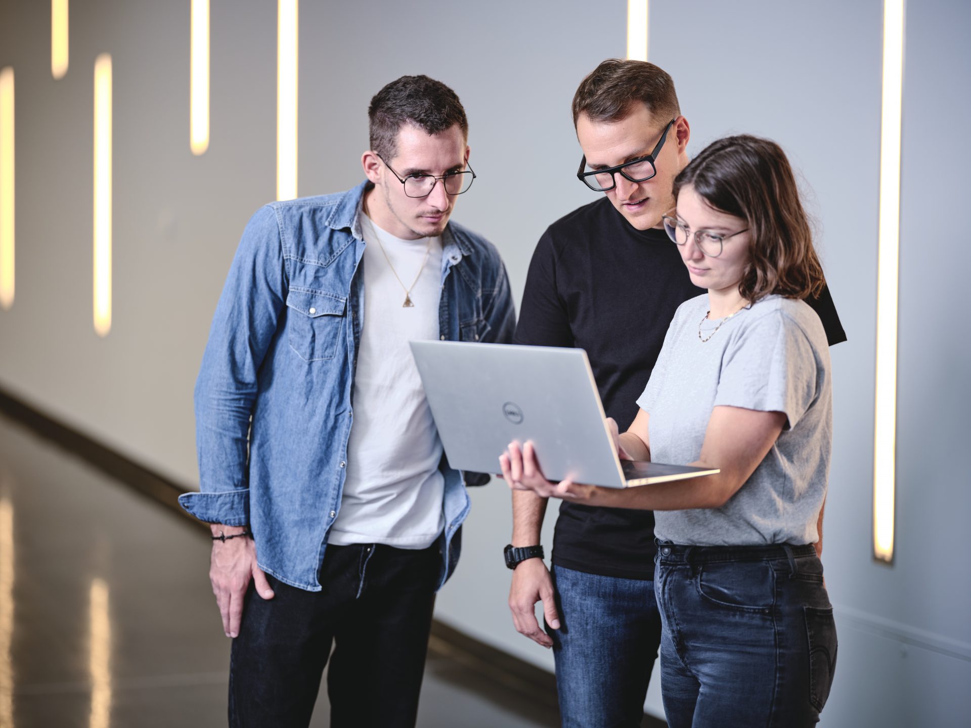 Studierende mit einem Laptop