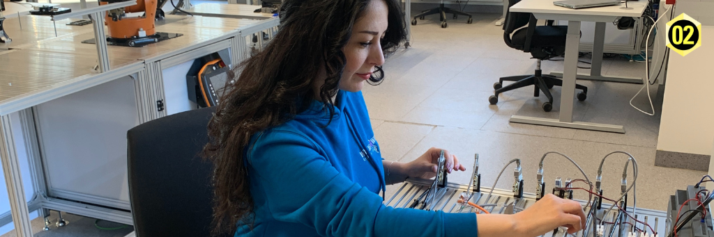 AL MASALMEH Ahlam_Studentin von Smart Automation sitzt im Labor