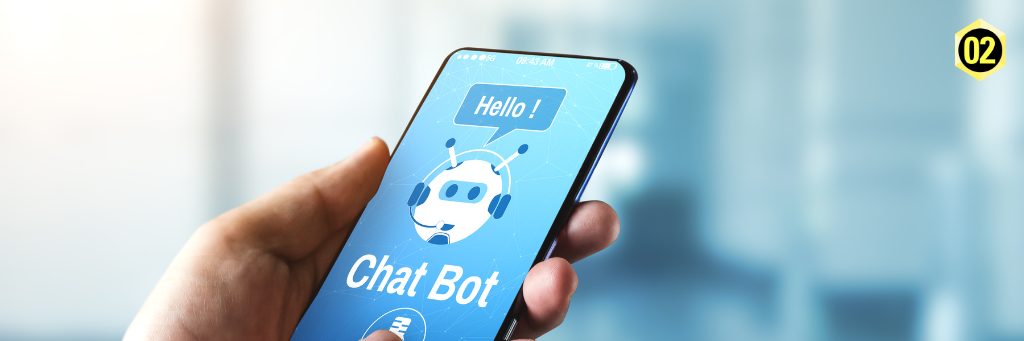 Hand haltet Handy mit Abbildung eines Chatbots